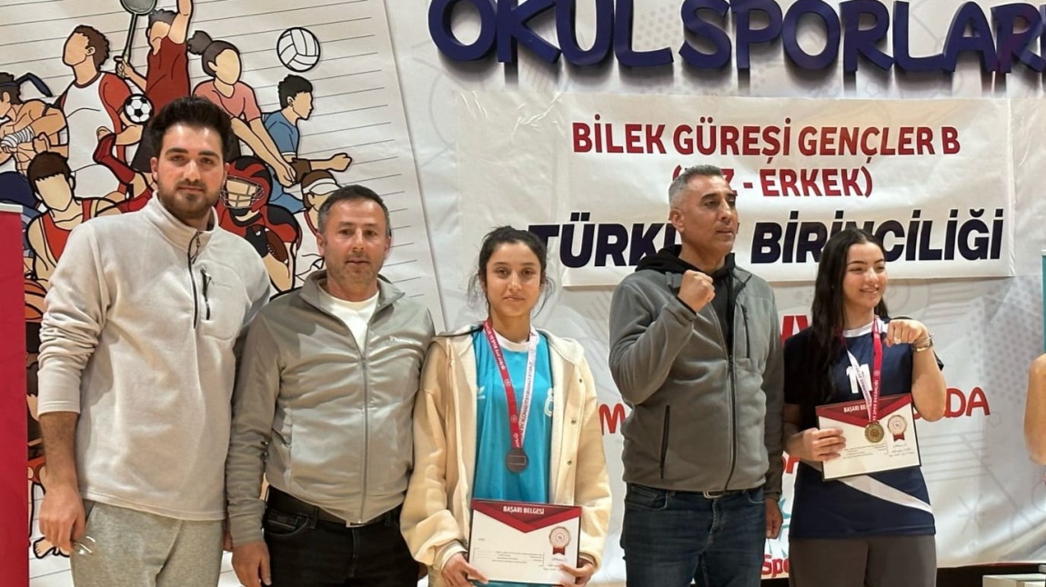 Öğrencimiz Semiha UĞUR Bilek Güreşi Şampiyonası'nda Türkiye ikincisi olmuştur.